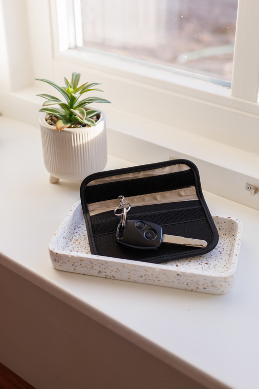 Recycled key and card pouch with RFID 1455411_lif