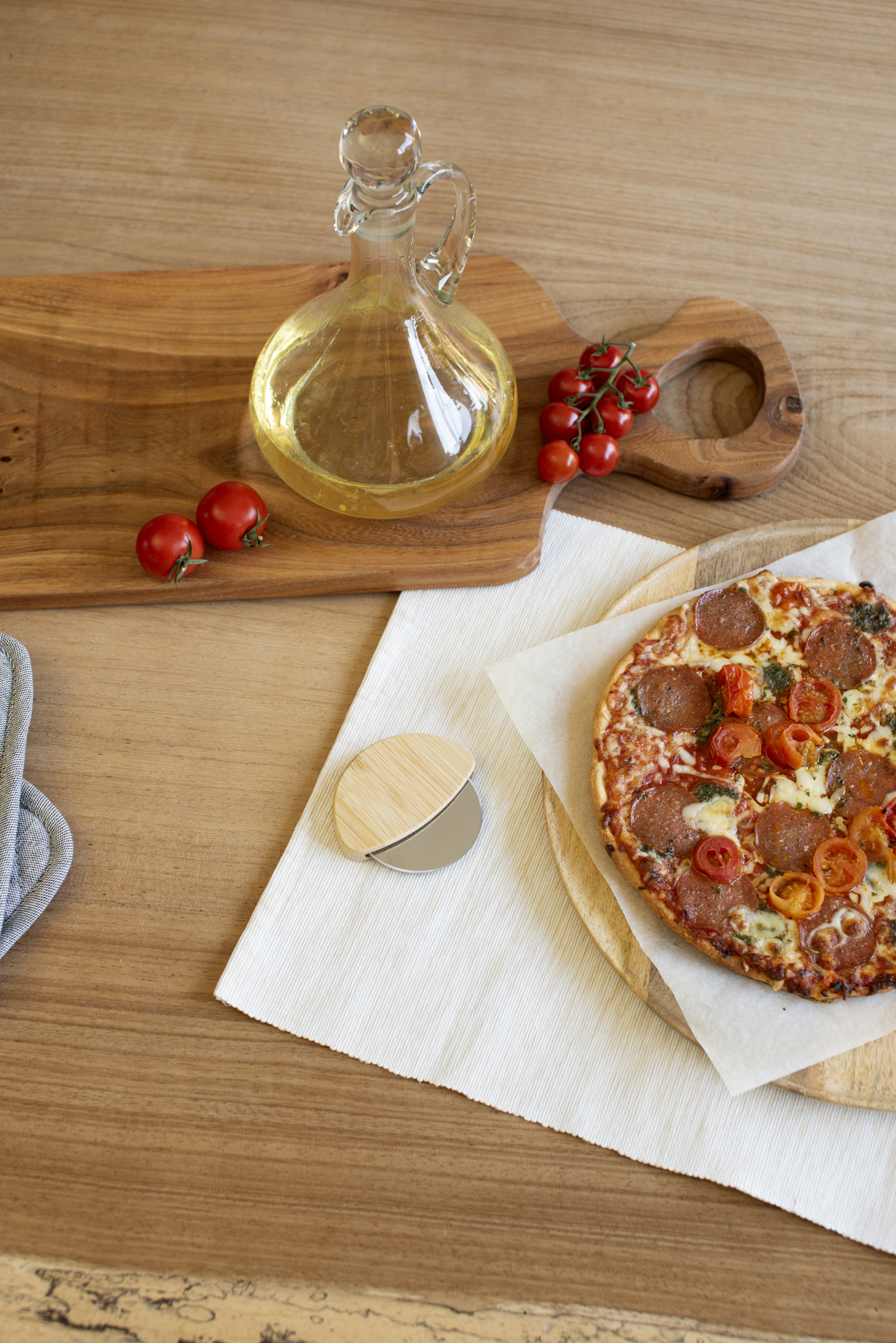 Picture of Bamboo pizza cutter