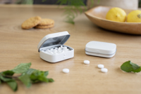 Flat hinged tin with dextrose mints CX0100_lif