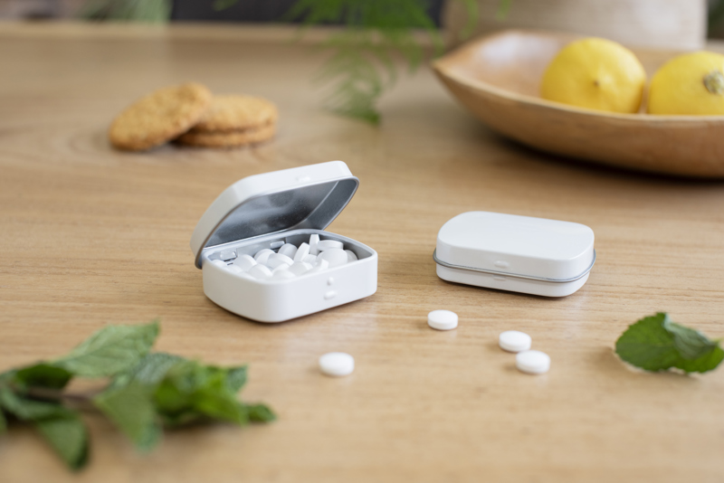 Flat hinged tin with dextrose mints CX0100_lif